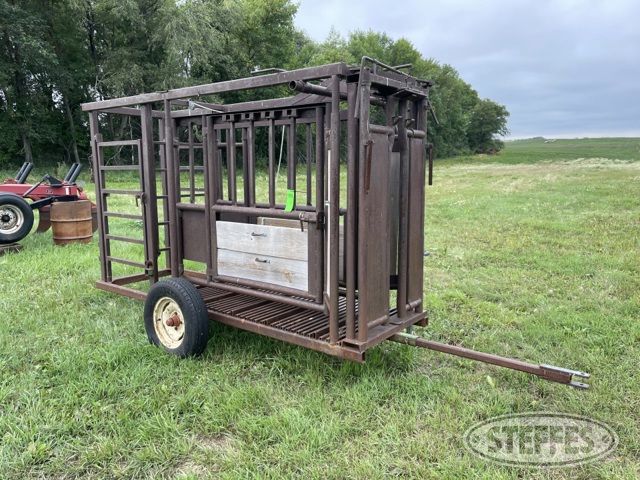 Portable cattle squeeze chute